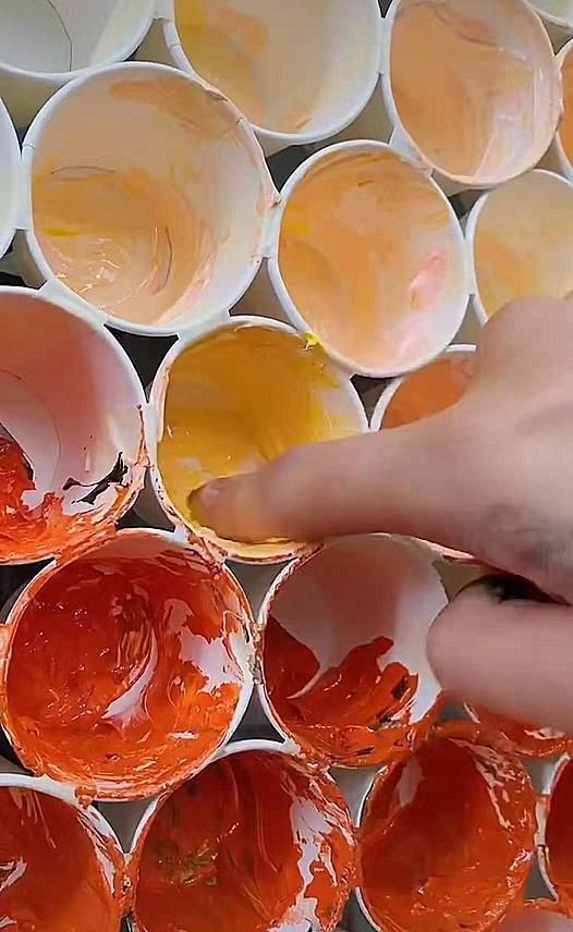 梵高$美术生用纸杯画“梵高”,起初看着都费劲,成品一出下一个艺术大家