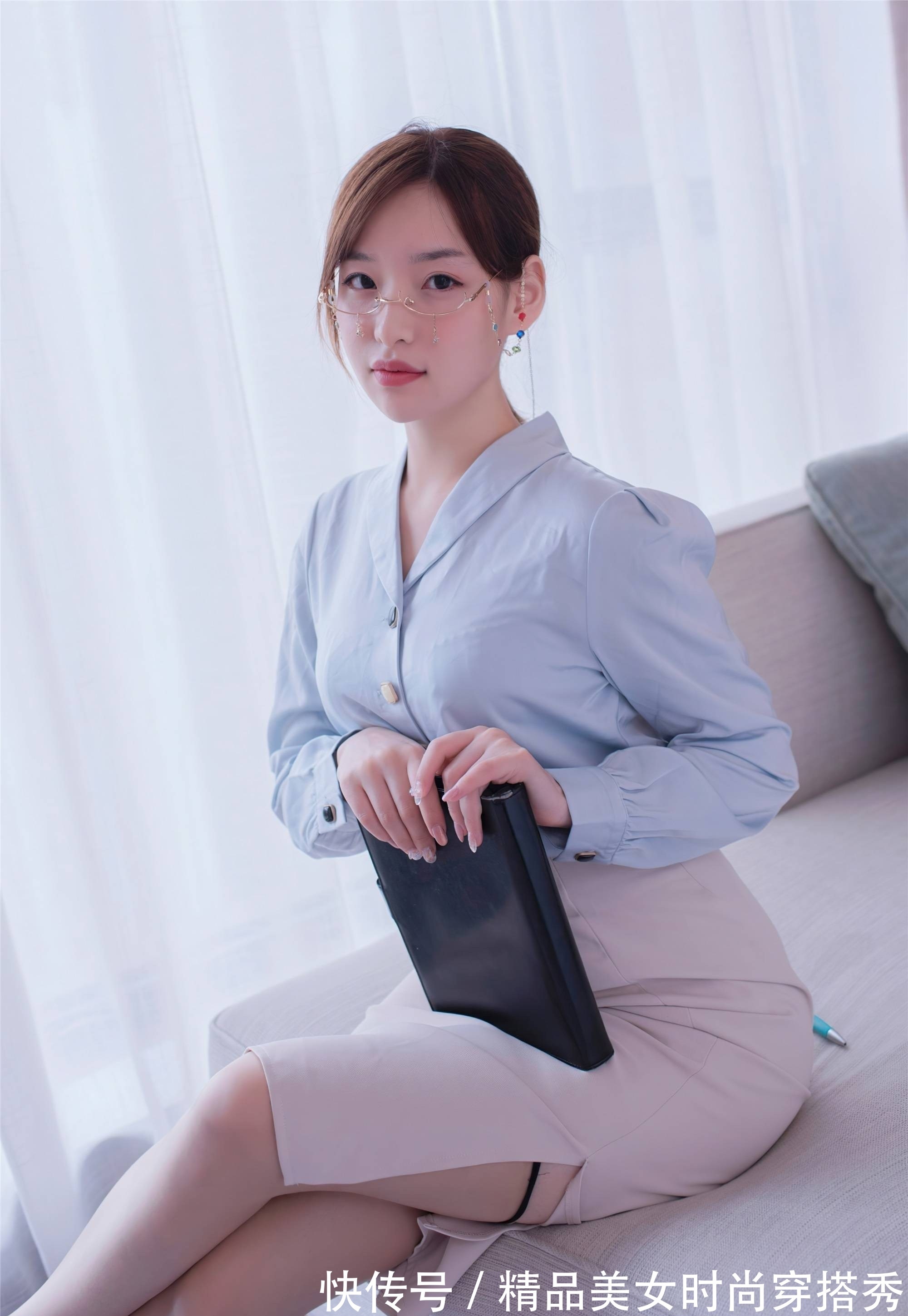 女性 浅蓝色衬衫搭配高腰半身裙,展现女性优雅的一面