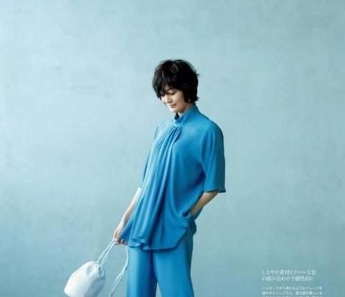 西服 越宽松、越减龄!日本52岁模特的“高级蓝”穿搭,优雅舒适好喜欢