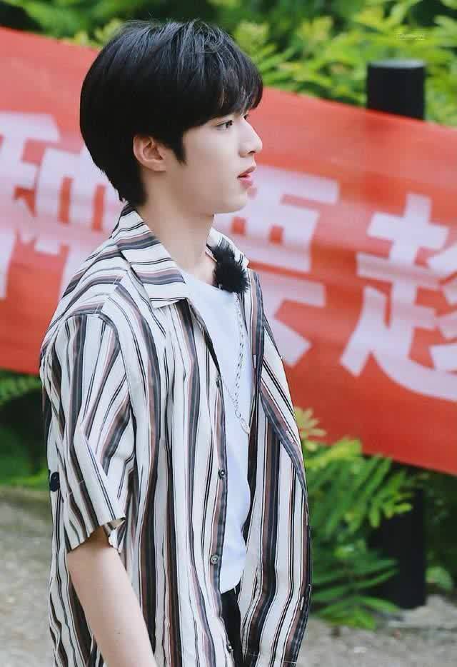 户外录制 快乐大本营户外录制,别人骑电车刘耀文蹬三轮,得知原因笑疯了