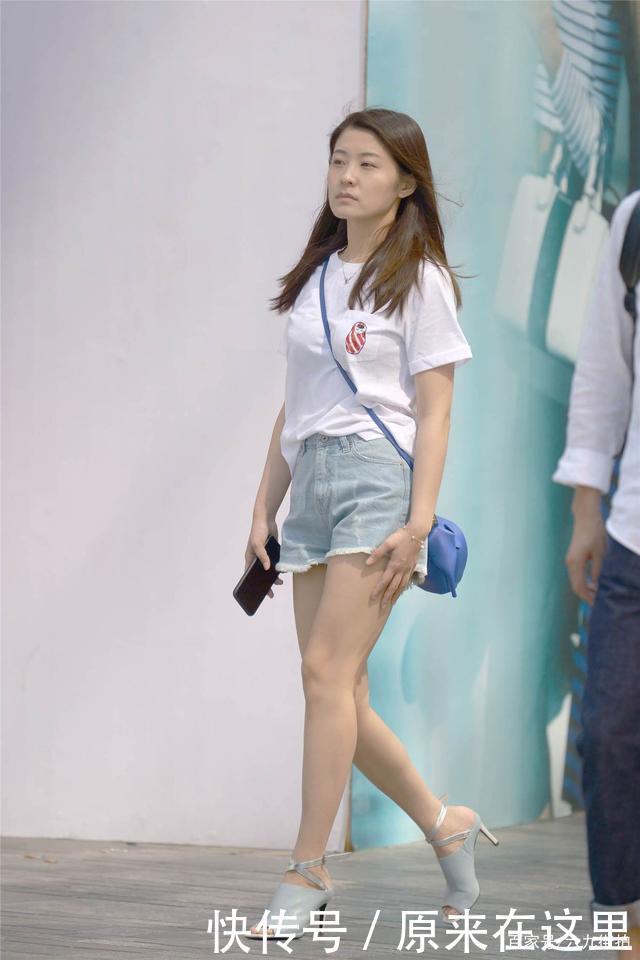 穿着短裤的姑娘,有人穿着平底鞋,有人搭配高跟鞋,你会怎么选