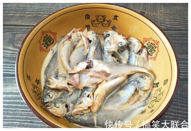 淀粉|干炸小黄鱼，裹面粉糊就硬了，教你1个小技巧，出锅酥到掉渣