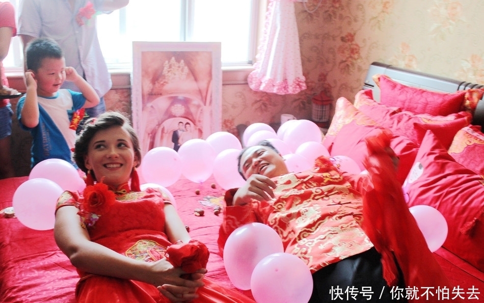 新娘|外国女子嫁到中国,婚礼现场只能用手势和亲戚交流,穿旗袍很漂亮