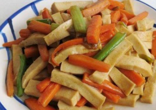 子宫|炒胡萝卜时加一宝，三天一盘，子宫越来越干净，肌肤也更白净！