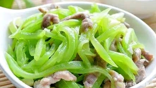 几盘下饭菜、一锅米饭，家人围桌而坐，吃得津津有味，超满足！