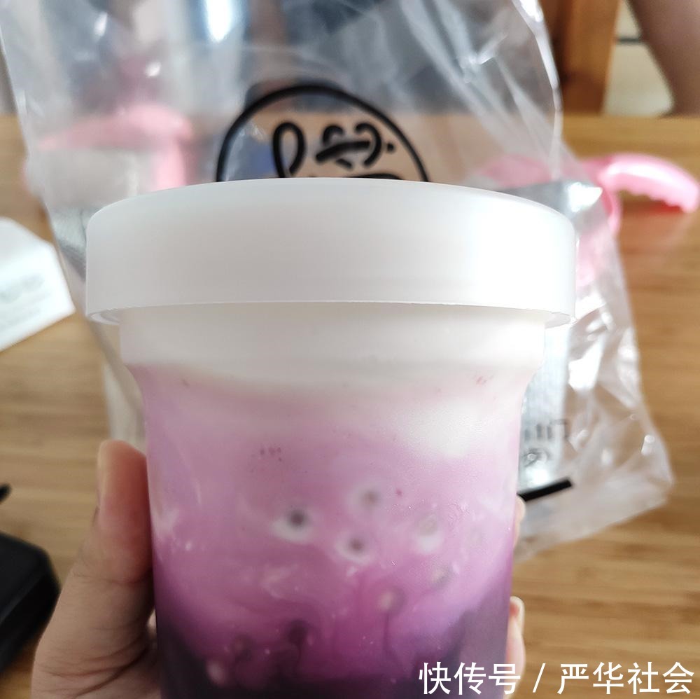 一个个口味丰富的小方块不是冰淇淋,而是清凉爽口的厚切酸奶