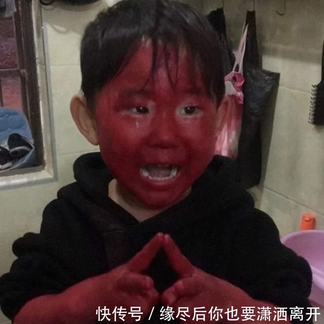 让孩子|“崩溃妈妈”坐地抱头痛哭,昂贵口红被熊孩子破坏:真是亲生的