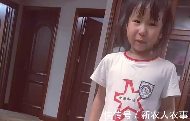 妈妈|玩到晚上10点不回家,小女孩被妈妈批评,痛哭流涕还哄起了大人