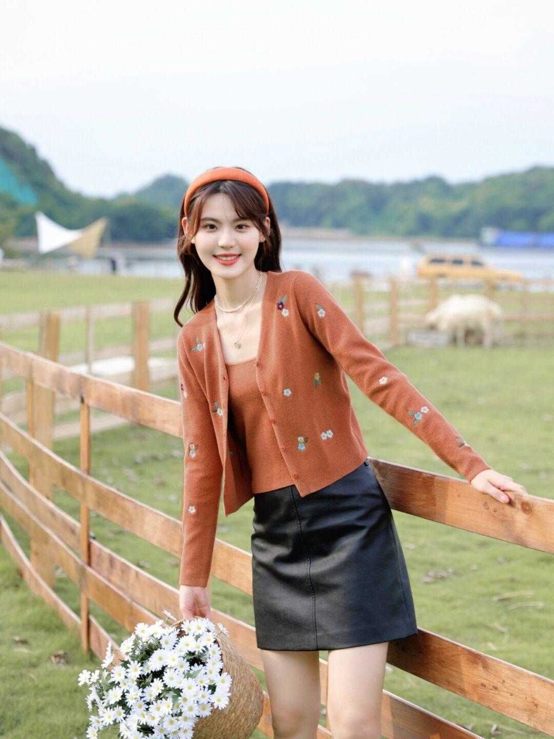 外套|秋季的简约穿搭指南，毛衣外套搭配吊带裙高级时髦，精致大气