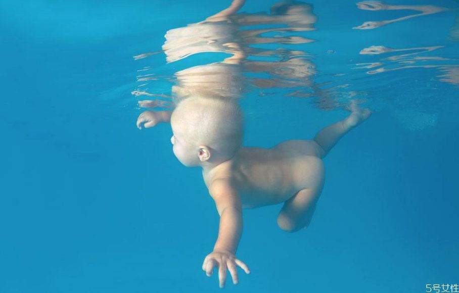 游泳需注意|孩子游泳呛水了如何处理，用手按在肚子提到腰部，直到把水吐出来