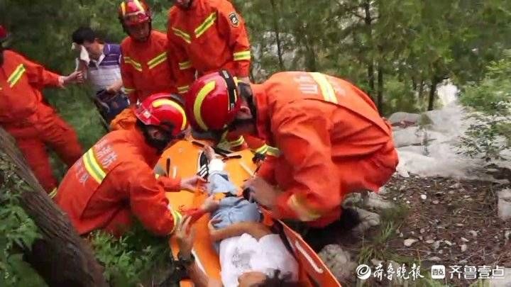 消防员|济南一女子爬山不慎摔伤被困，消防员担架救援帮其安全下山