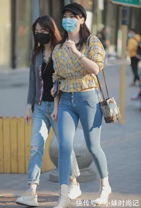 格子衫 格子衫搭配紧身牛仔裤,显眼明亮的个性休闲穿搭,非常轻熟舒适