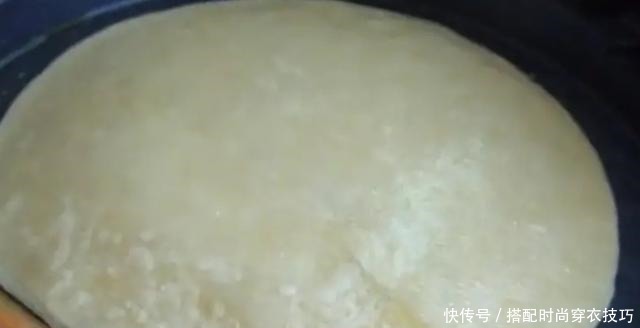 鸡蛋灌饼最简单的做法,学会这个小技巧,保证个个鼓大泡