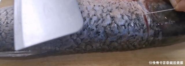 我家草鱼从不红烧,教你懒人做法,不加一滴水,上桌被全吃光!