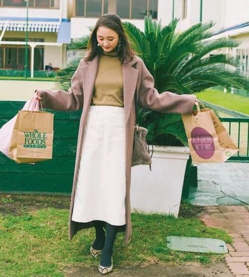 女人不管穿大衣仍是裙子，尽量避开这2个“长度”，显腿粗显腿短