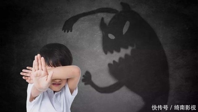 爸爸喝醉赖在宝宝边上唱歌,宝宝一忍再忍,最后终于爆发了