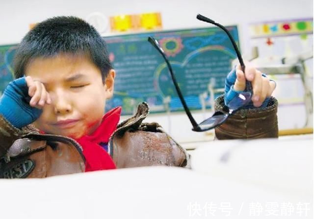 发育|孩子从小陪爸妈熬夜,身高发育暂缓,医生斥责:至少损失5cm