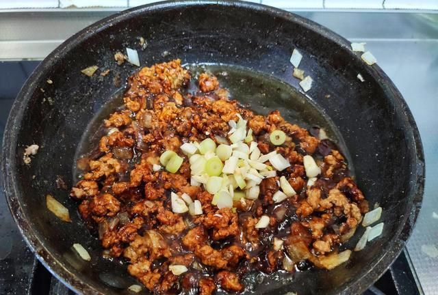 炸酱面好吃有窍门,大口吃才叫过瘾,酱香浓郁,一碗都不够吃