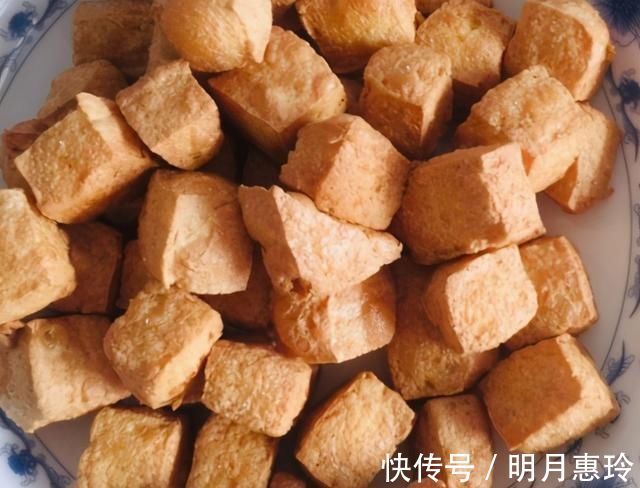 炸豆腐泡时，直接炸还是裹面粉？大厨：做对了，金黄酥脆鼓大泡