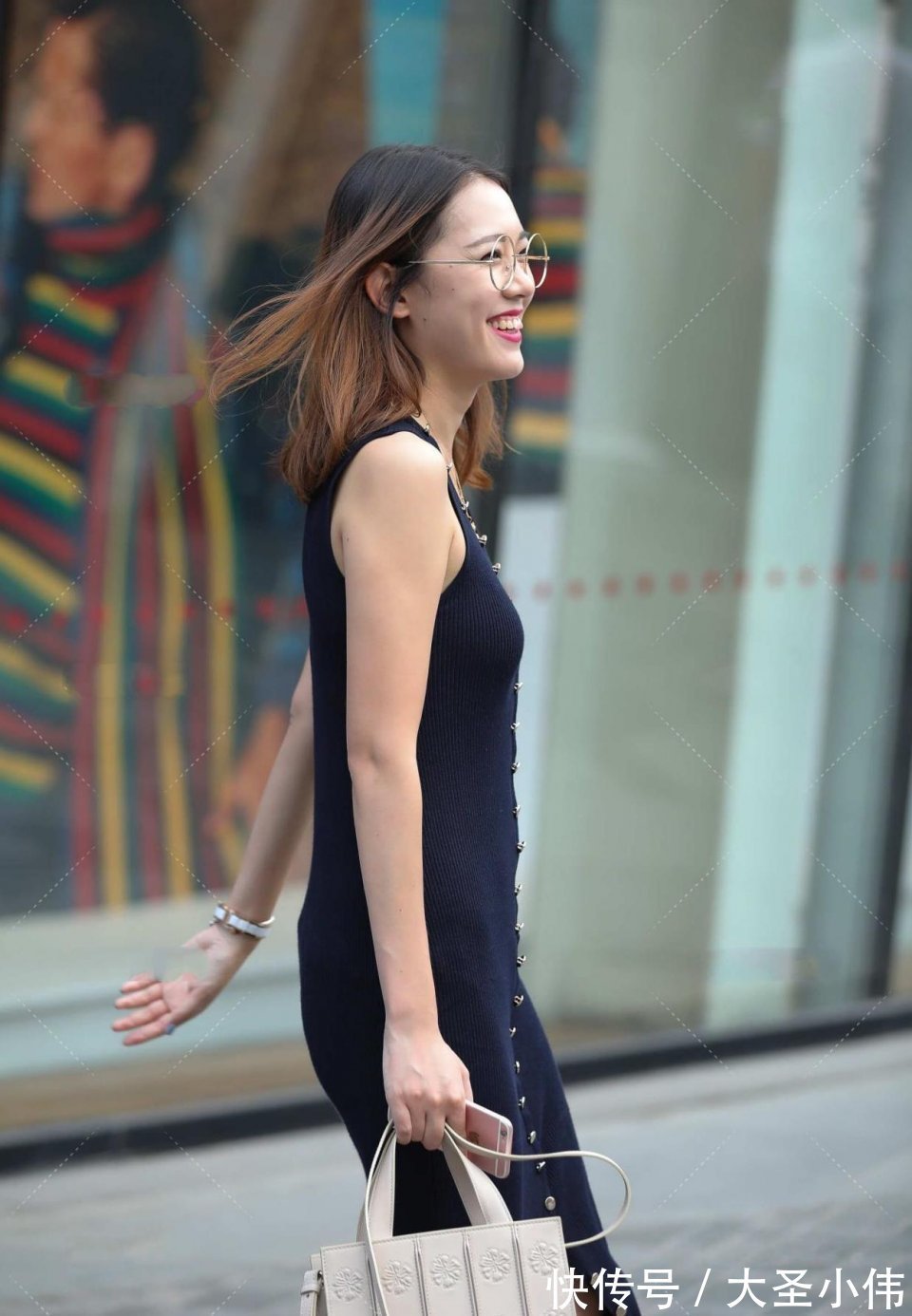 类型|美女街拍:一个干净又微胖的女孩,我妈妈非常喜欢的类型,我很想请她吃饭