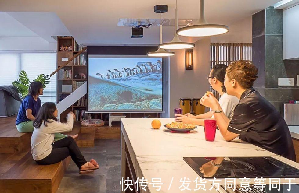 地板|老公不顾反对在地板下养鱼，老婆气到哭，半年后回到家彻底懵了