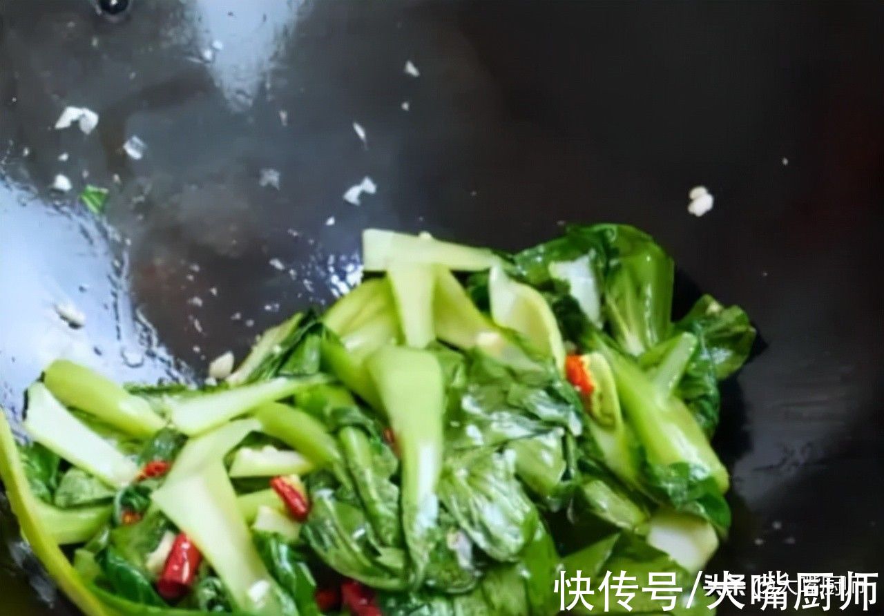 厨师长说,要想青菜炒得好吃,不能直接下锅,这4个技巧很关键