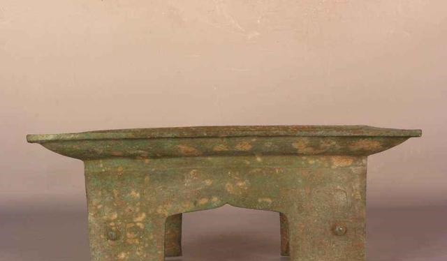 商周遗址|花尔楼遗址出土五件青铜器,其中一件青铜俎,为何悬着两个铃铛