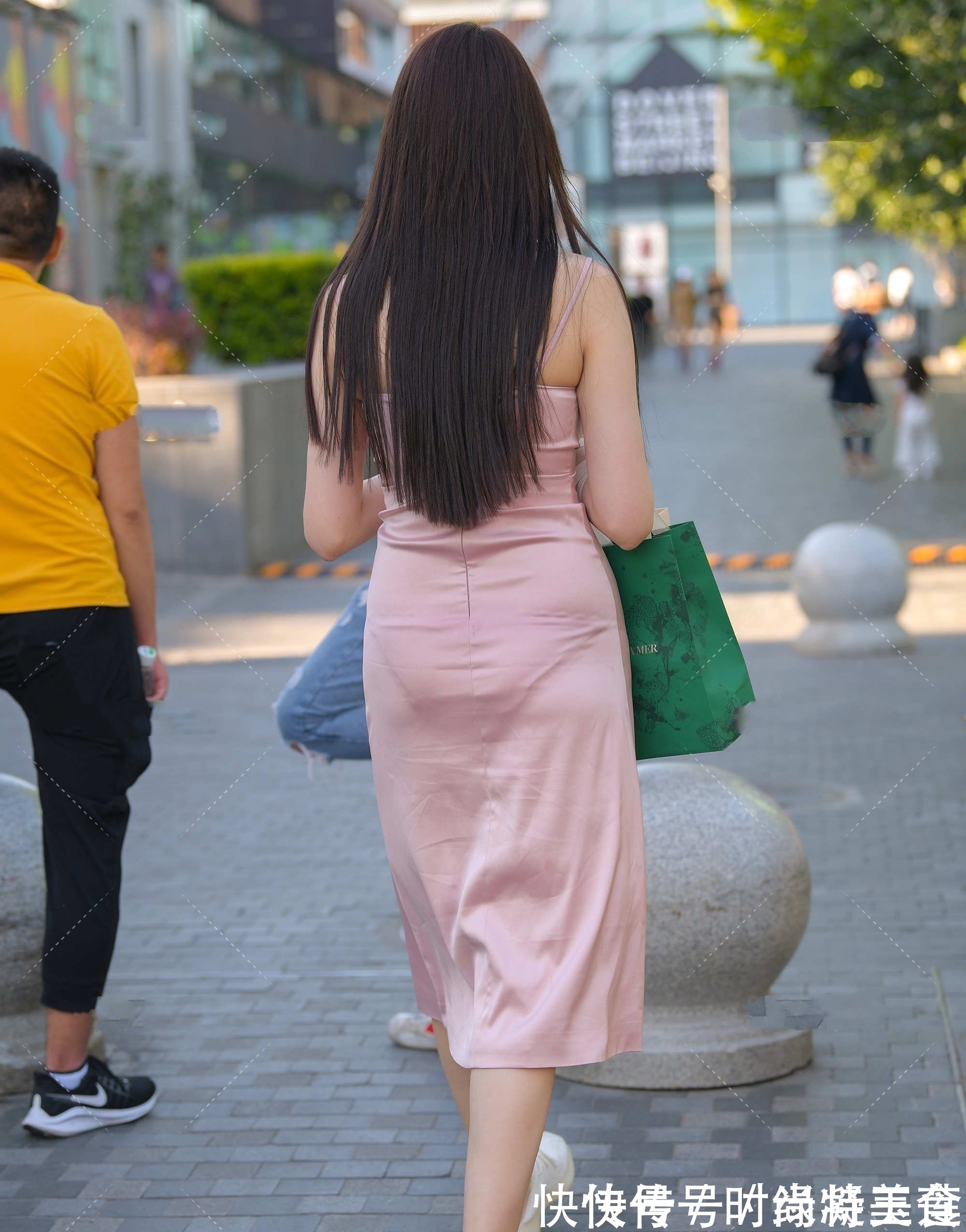 粉色连衣裙 粉色连衣裙温柔又可爱,配合丝质面料,穿搭更添优雅气质