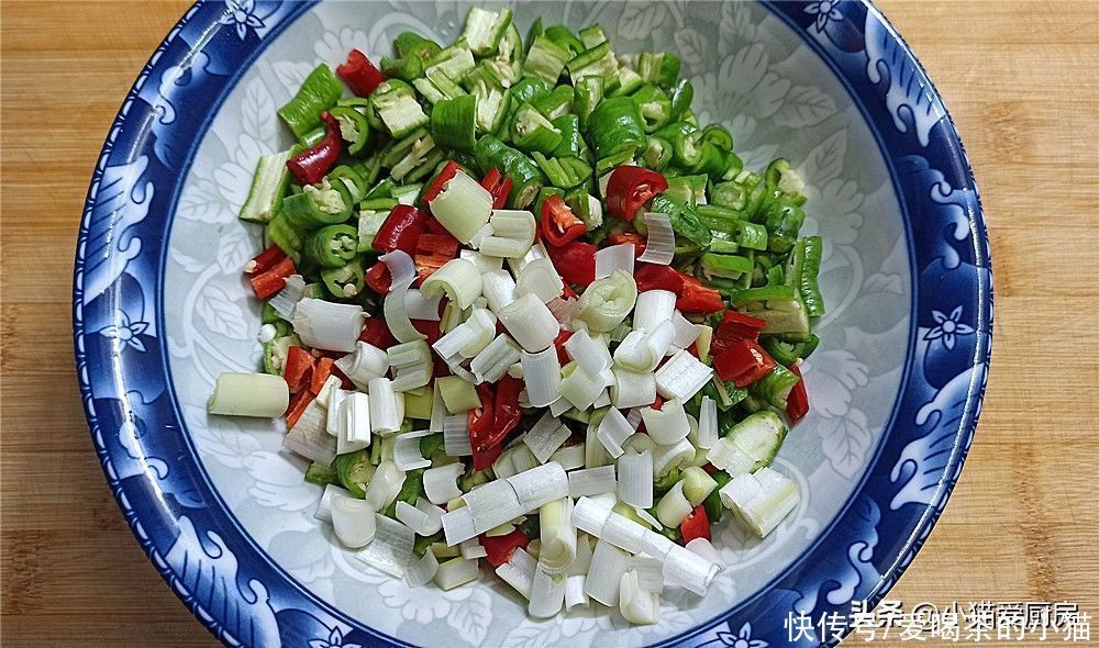 用辣椒和虾皮一起制作成凉拌菜，做法简单，成菜香辣好吃下饭过瘾