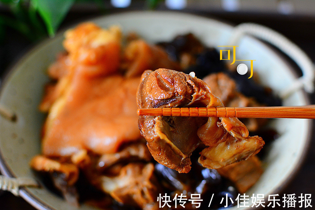 肉香满溢的蹄髈烧法，笋干和木耳更受欢迎，炖一锅一家人吃两餐