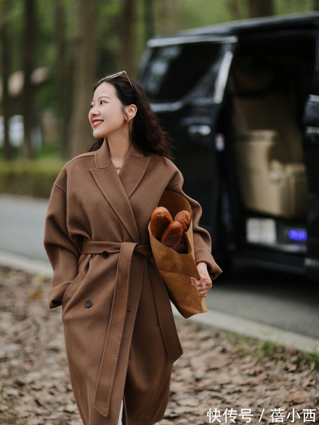 女人 奔三奔四的女人，建议多穿“大地色大衣”，搭配裤子、裙子真高级