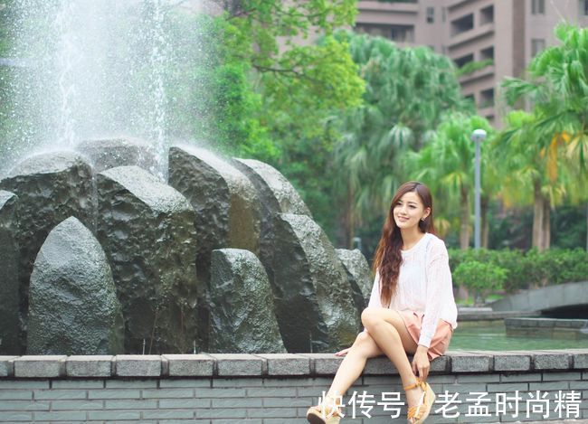 透视|粉色超短裤搭配白色雪纺上衣,甜美感十足