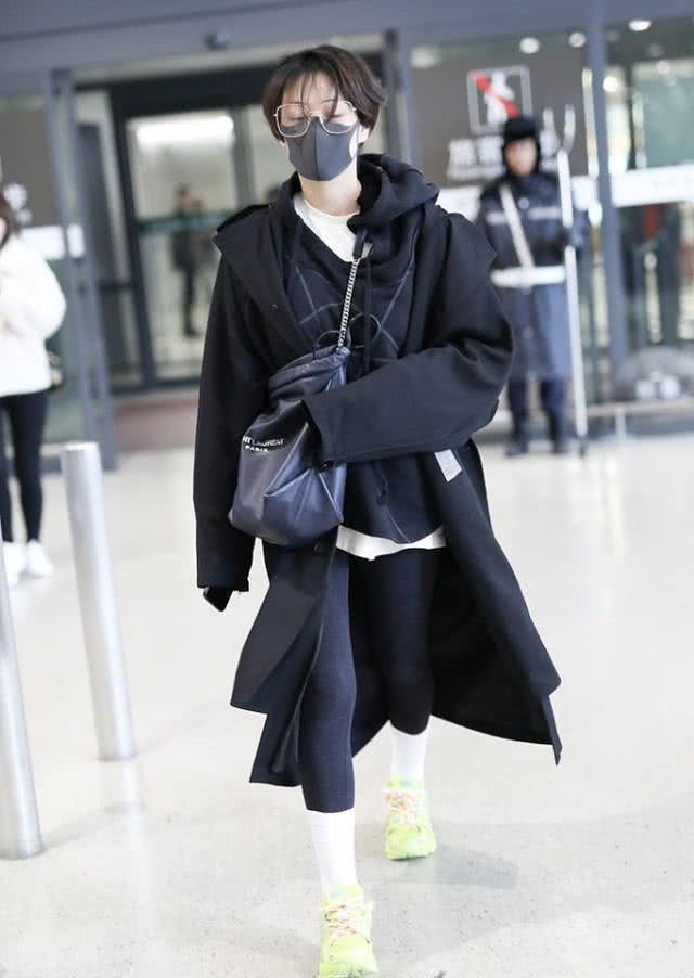 张馨予玩转叠穿,一连套3件衣服在身上,不