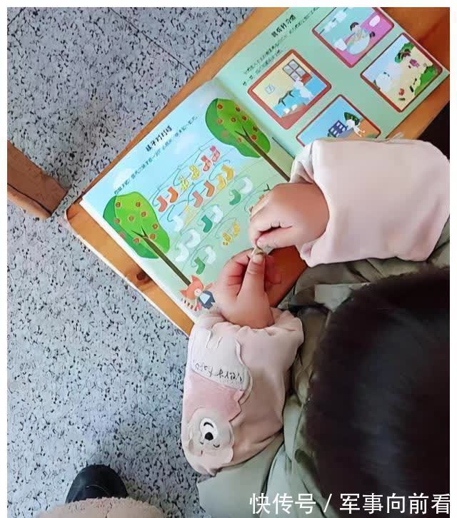 贴画|退休教师婆婆帮带娃,每天让孩子玩,上学后孩子表现出超强专注力