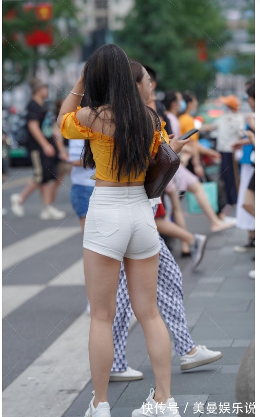 糖果色 胖沙漏型身材穿短裤，搭配一字领短上衣，轻松打造身材曲线美