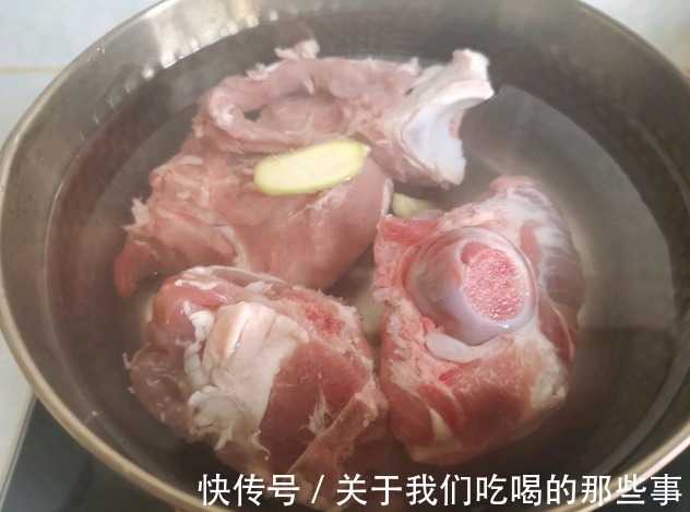 贴秋膘|贴秋膘,尝尝这道“酱骨头”,软烂脱骨,酱香入味,汤汁拌饭好吃