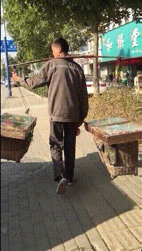 |搞笑GIF：什么你们的女朋友，到我手机就是我媳妇