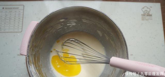 别买蛋糕了,平底锅就能做,半碗面粉一盒牛奶,轻松做出美味甜点!