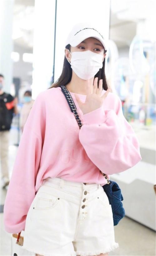 “阔腿裤”大势已去！现开始流行“乘风破浪的裤子”，遮肉又显瘦