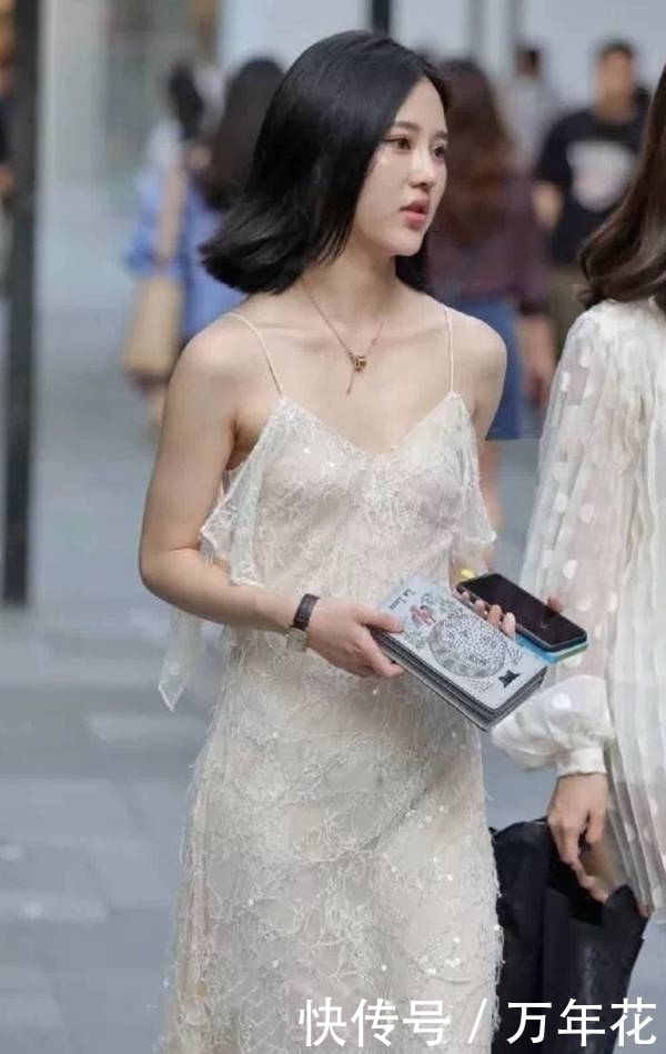 吊带裙|时尚街拍:短发美女穿薄纱吊带裙,有亮点不止一处!
