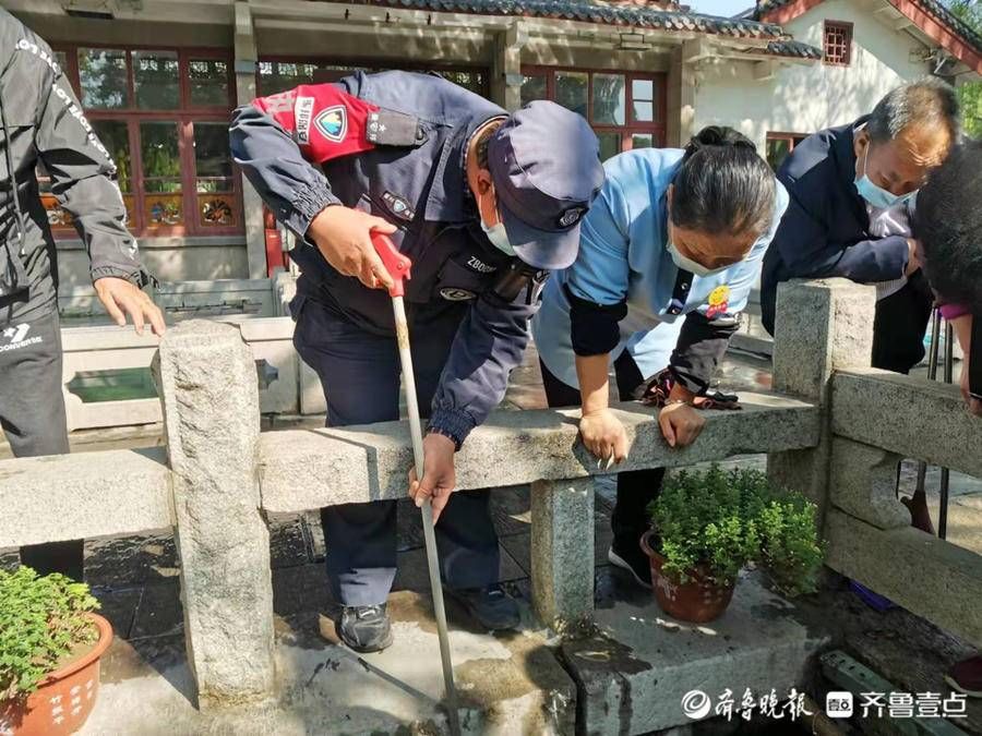 游客|趵突泉公园游客手机掉水里，保安帮忙捞起