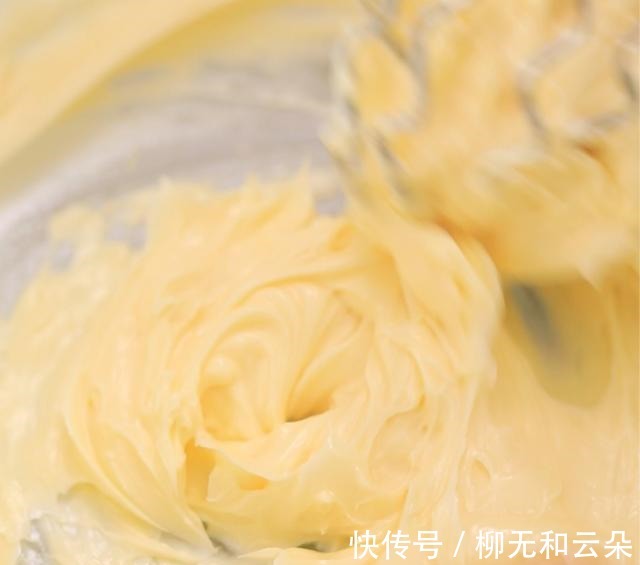 三角酥这小零食简单好做，好吃到没道理，酥到没话说，一盘不够吃！