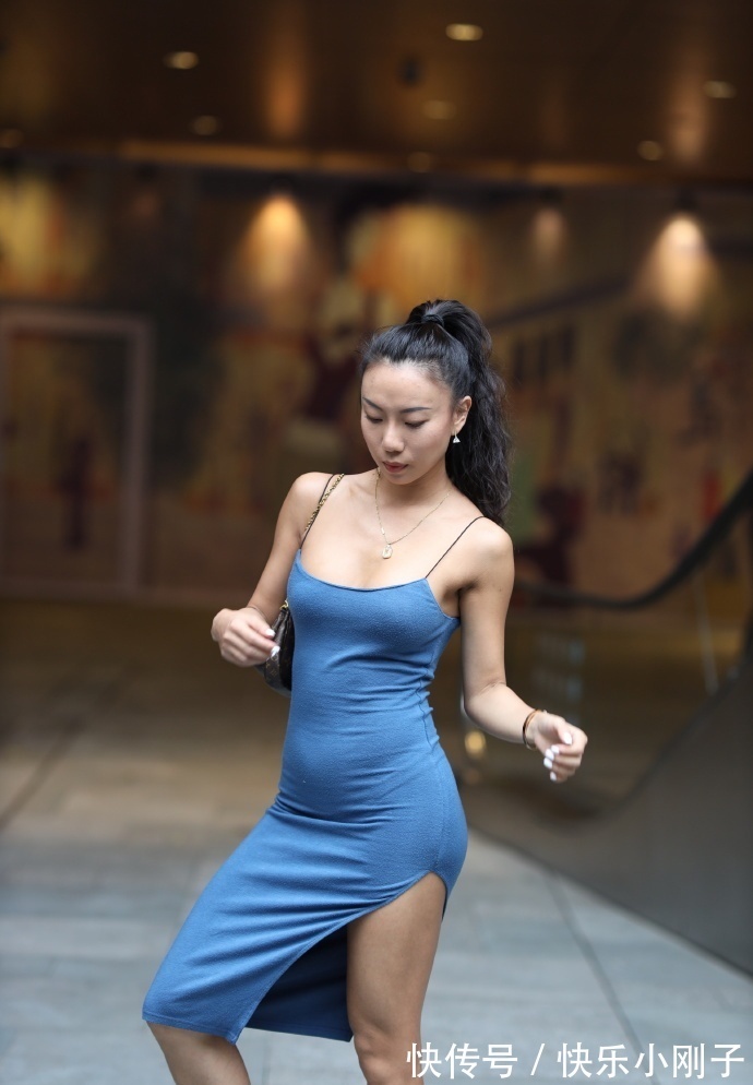 吊带裙|30岁阿姨的吊带裙，搭配独特，轻松展现知性美 ！