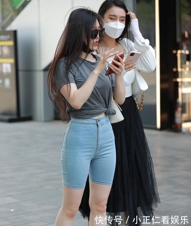 修身半袖 搭配淡色的修身半袖,衣服掖在牛仔裤子里面,烘托身体比例