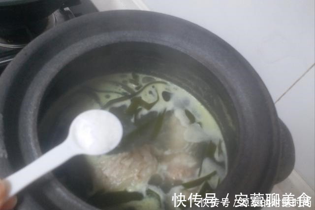 深褐色|海带和它是绝配,隔三差五吃一次,温和滋补,冬季要常吃!