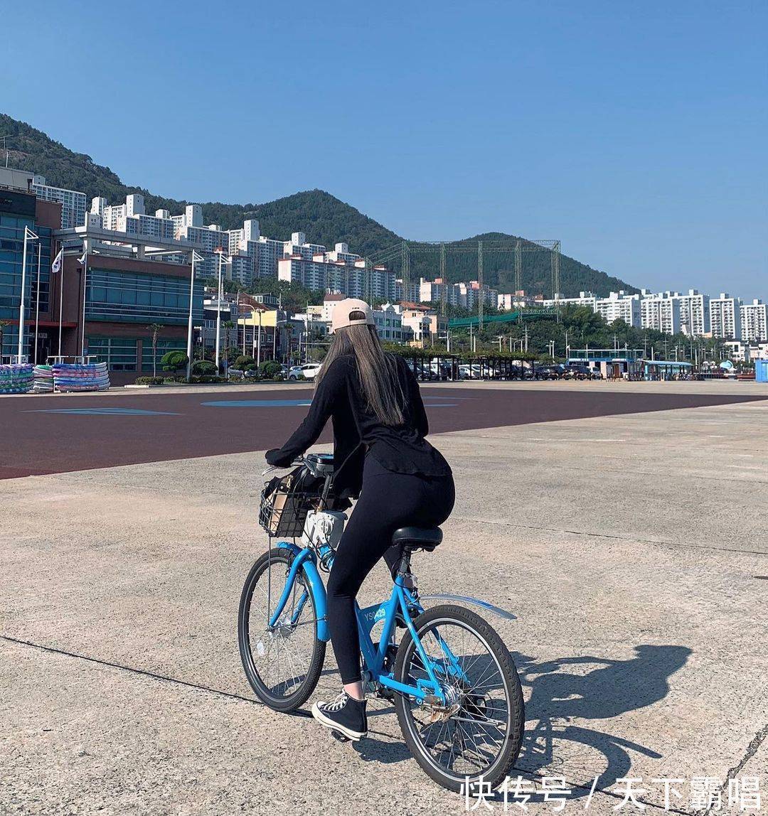 骑自行车 冬春时节,运动打底裤要怎么搭配,看小姐姐的穿搭既时尚又柔美