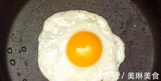 荷包蛋总是煎不好？教你一招，煎出来的鸡蛋又圆又嫩，还不粘锅！