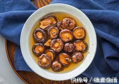 浸泡|炖鸡汤时,直接炖还是先焯水?都不对,多做一步,鸡肉嫩鸡汤鲜