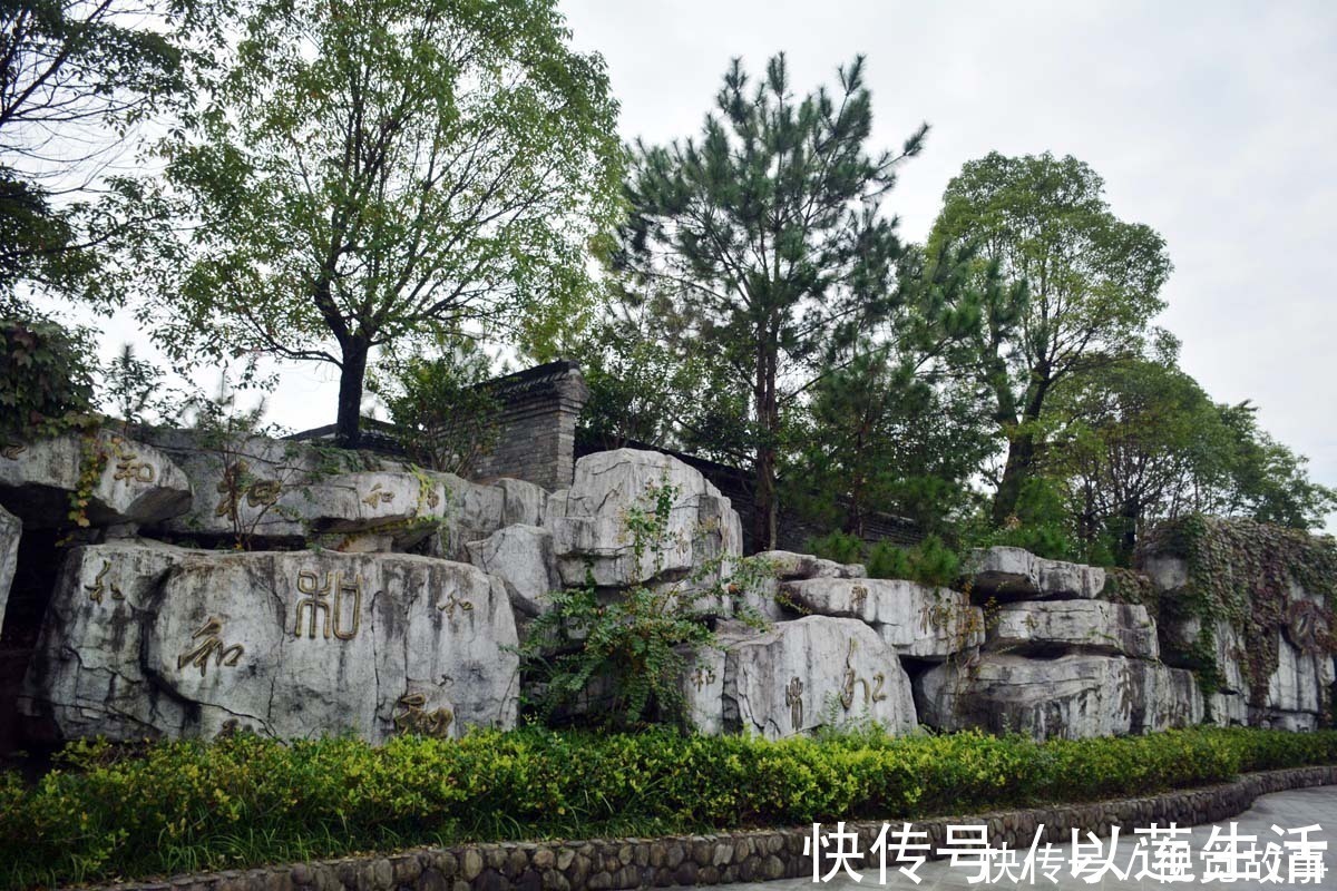 景区|大山上建2面墙,两者相距2米,看附近为啥写很多“和”字
