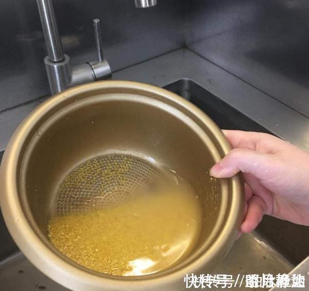 养胃|小米粥安神养胃，但熬对了才行，熬粥时要牢记这2点